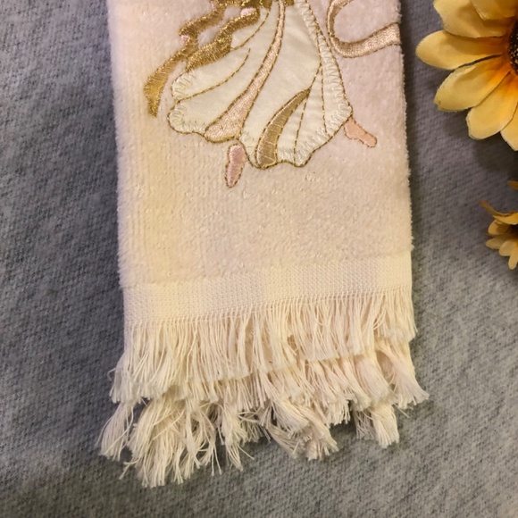 NWT - Set of Three Embroidered Christmas Hand Towels - Picture 14 of 16